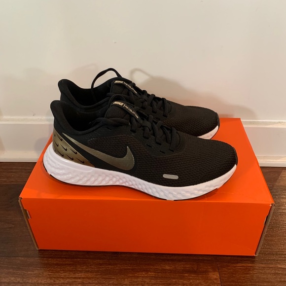 women's nike revolution 5 black and gold